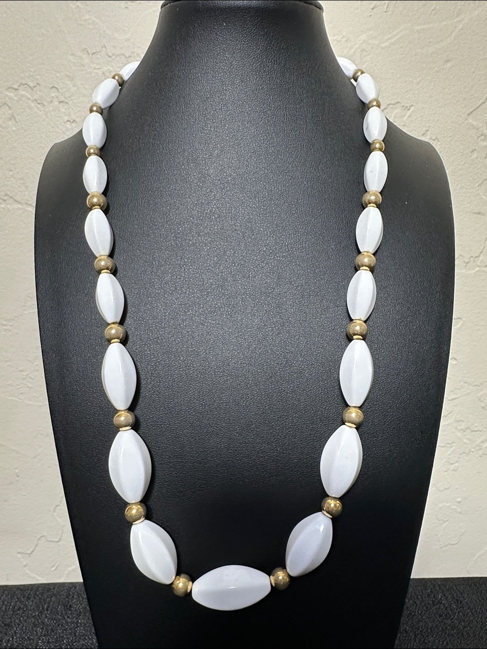 Napier White & Gold Beaded Necklace 1980s 1990s Retro